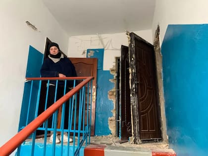 Las puertas arrancadas en un edificio de apartamentos en Bucha (BBC/KATHY LONG)