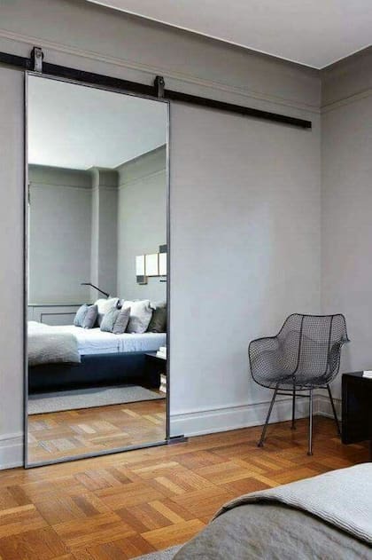 Las puertas corredizas colgantes sirven para separar el salón comedor, baños, dormitorios o espacios de paso.