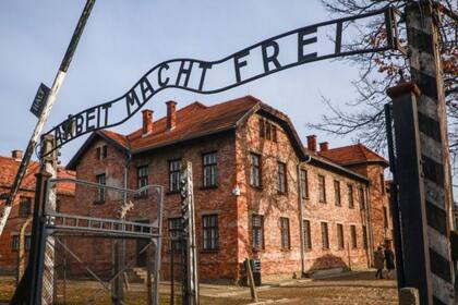 Las puertas de Auschwitz con el cartel que dice: "El trabajo te hace libre"