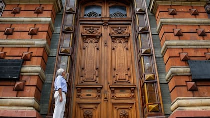Las puertas de cedro lucen como nuevas; resta restaurar las cerámicas terracota