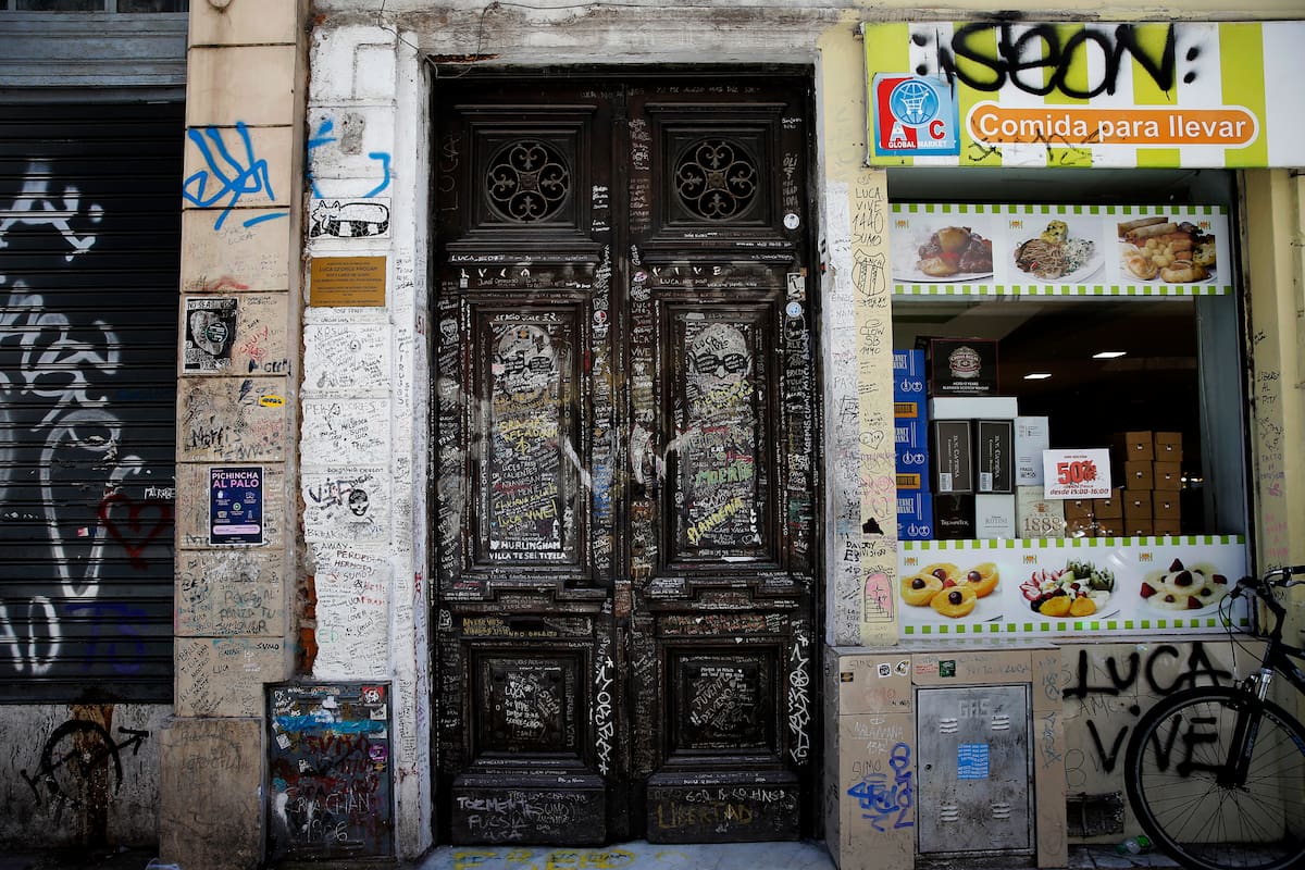 Las puertas de la casa, intervenidas con múltiples mensajes