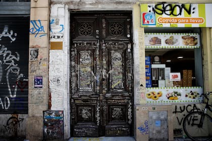 Las puertas de la casa, intervenidas con múltiples mensajes