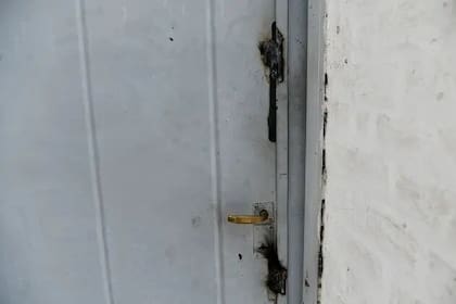 Las puertas de la empresa amanecieron soldadas.