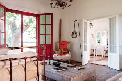 Las generosas aberturas le permiten a esta segunda casa aprovechar al máximo la luz natural.