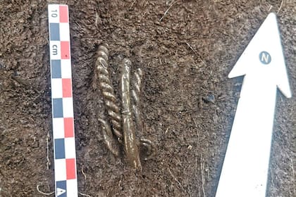 Las pulseras fueron halladas a unos 18 centímetros de profundidad debajo de una casa en Årdal, Hjelmeland