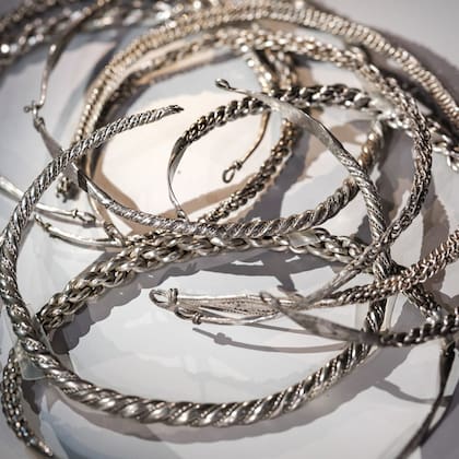 Las pulseras y colgantes de plata tienen detalles nunca antes vistos en la región