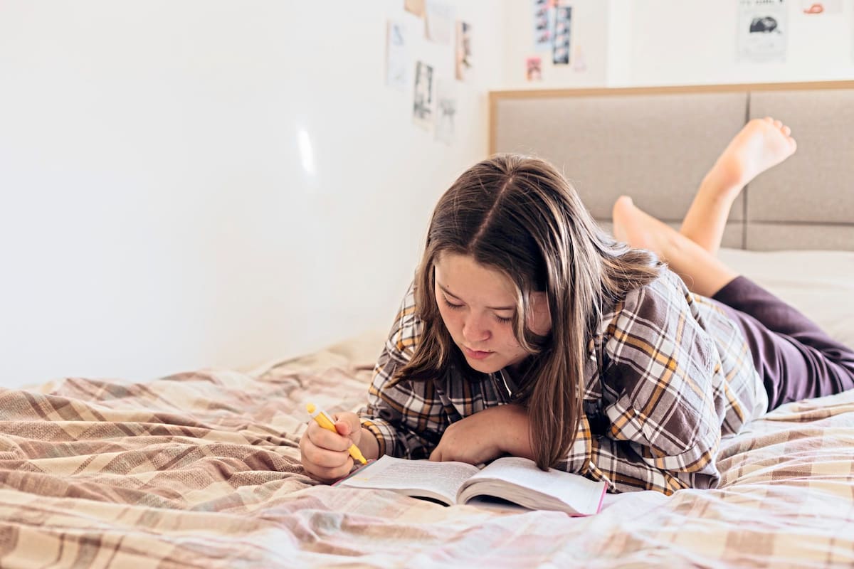 Las puntuaciones de alfabetización de niños y adultos se nivelaron y empezaron a descender; anticipan que los daños cognitivos de los medios digitales serán más pronunciados en la parte inferior de la escala socioeconómica