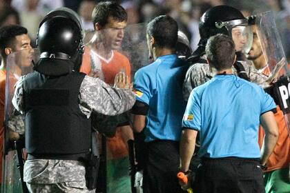 Las quejas de los jugadores de Banfield tras el partido con el árbitro Ricci; la policía intervino y golpearon a algunos futbolistas