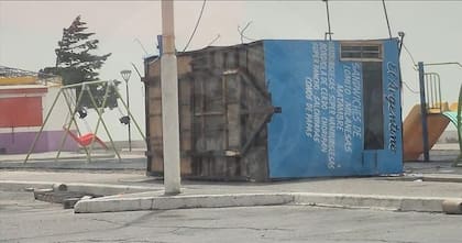 Las ráfagas voltearon un puesto de comidas en Caleta Olivia. Fuente: Gobierno de Santa Cruz