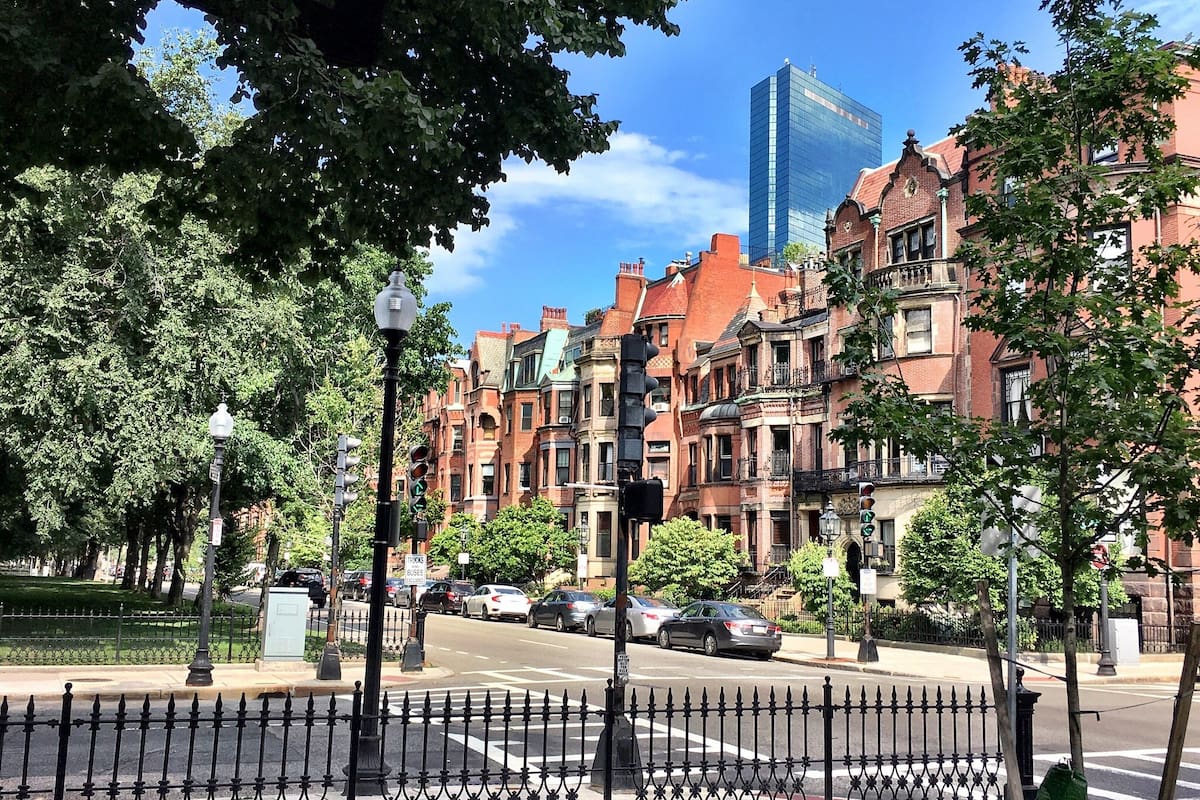 Las raíces de sus fundadores ingleses está presente en el estilo de la ciudad, su arquitectura y sus calles