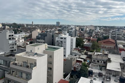 Las rajaduras y filtraciones exteriores en edificios de todas las edades es uno de los aspectos más impactantes en la desvalorización