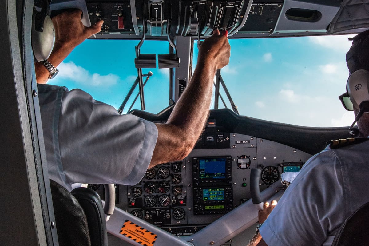 Las rayas e insignias que portan los pilotos en sus uniformes tienen un significado único