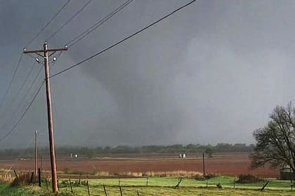 Las razones por las que los huracanes suelen traer aparejados la formación de tornados en tierra (KOCO-TV via AP)