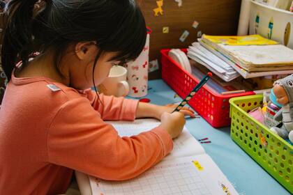 Las razones por las que no debes compartir en Facebook fotos de los hijos en la escuela