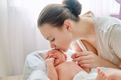 Las razones por las que un bebé puede llorar son múltiples; sin embargo, vale la pena recordar que cada uno es diferente y la mejor manera de empezar a descubrir la causa por la que llora tu hijo es aprender a conocerlo
