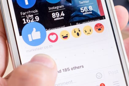 Las reacciones a mensajes, ya presentes en Facebook, Instagram y otros mensajeros, podrían llegar también a WhatsApp