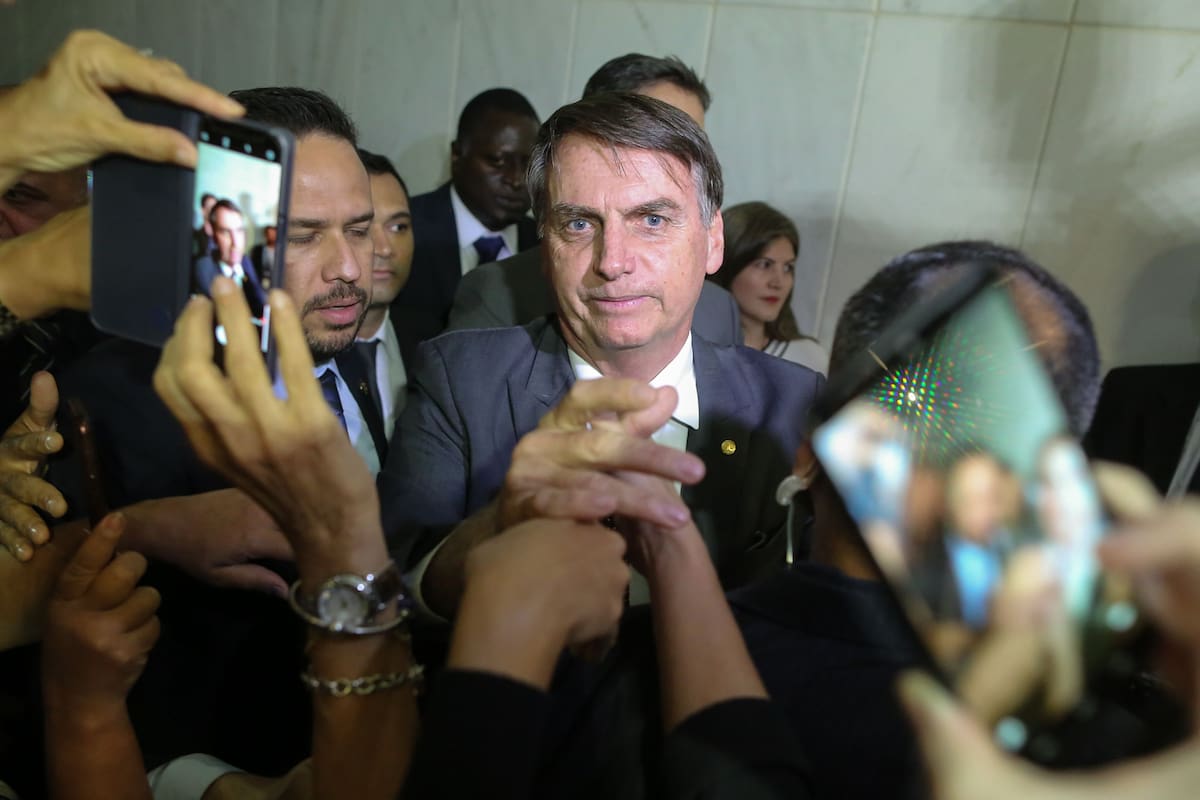 Las recientes elecciones de Brasil, en las que Jair Bolsonaro (foto) resultó electo presidente, pusieron en el centro del debate una aplicación en la que las noticias falsas y las imágenes trucadas se multiplican de grupo en grupo; por su condición de mensajería privada, su uso artero resulta difíci