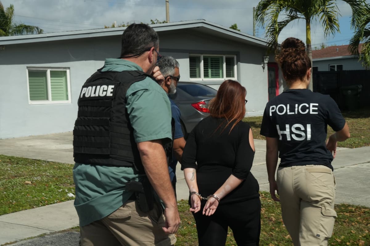 Las redadas del ICE generan temor también entre los migrantes que poseen green card