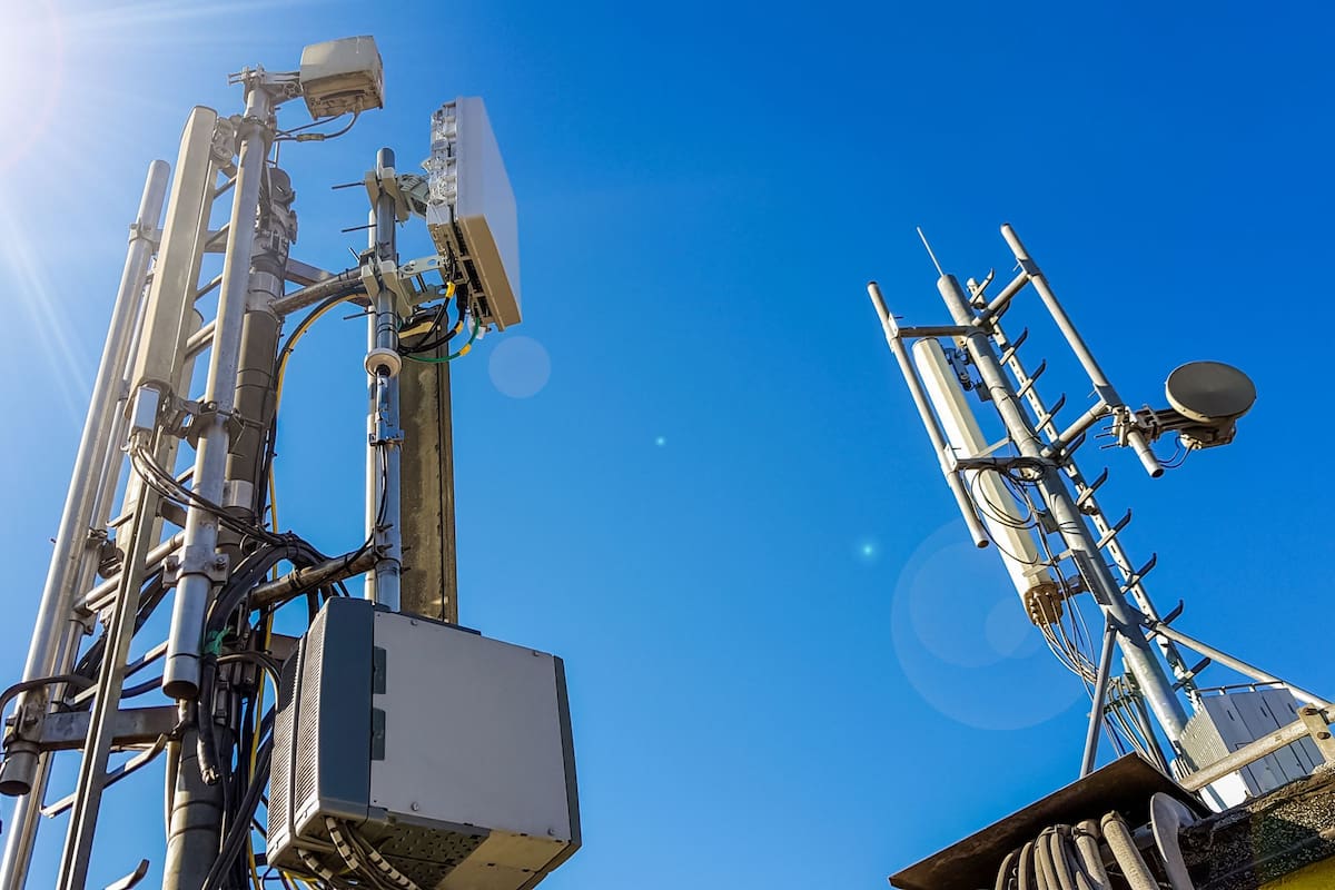 Las redes 5G requieren de la instalación de más antenas que generaciones anteriores, pero de menor potencia cada una