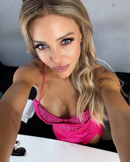 Las redes estallaron con su look total pink (Foto: Instagram @evangelinaanderson)