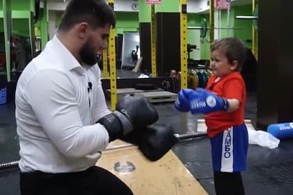 Las redes estallaron cuando lo vieron entrenando y luchando