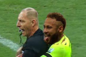 Las redes reaccionaron al fallo arbitral de Pitana que derivó en el gol de Brasil.