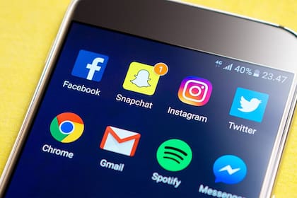 Las redes sociales permiten entrar en contacto con gente desconocida; esto a priori es algo positivo, pero en muchos casos también implica un efecto negativo