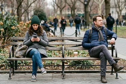 Las redes sociales proporcionan, a veces, la ilusión de la presencia de un “otro” a quien se le puede comunicar hasta las más insignificantes cotidianeidades