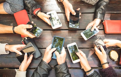 Las redes sociales, según Robertson, promueven emociones poderosas y peligrosas, como la ira, la codicia y el miedo