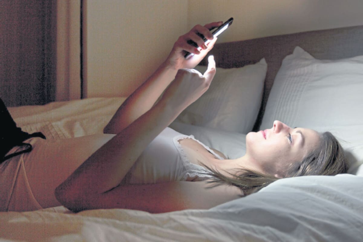 Las redes sociales son el principal motivo detrás del uso del celular a la hora de dormir