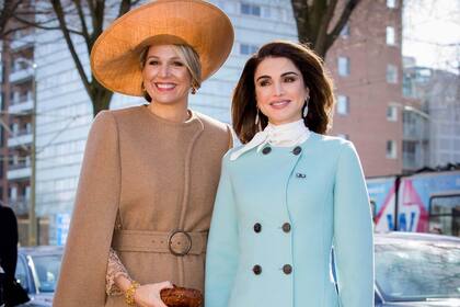 Las reinas se reunieron por primera vez y consiguieron un elegante “empate de moda” gracias a sus acertadas elecciones. FOTO: Wenn