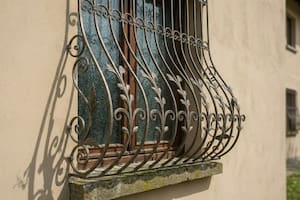 Las rejas curvas son furor en Argentina por la seguridad que brindan y su apariencia