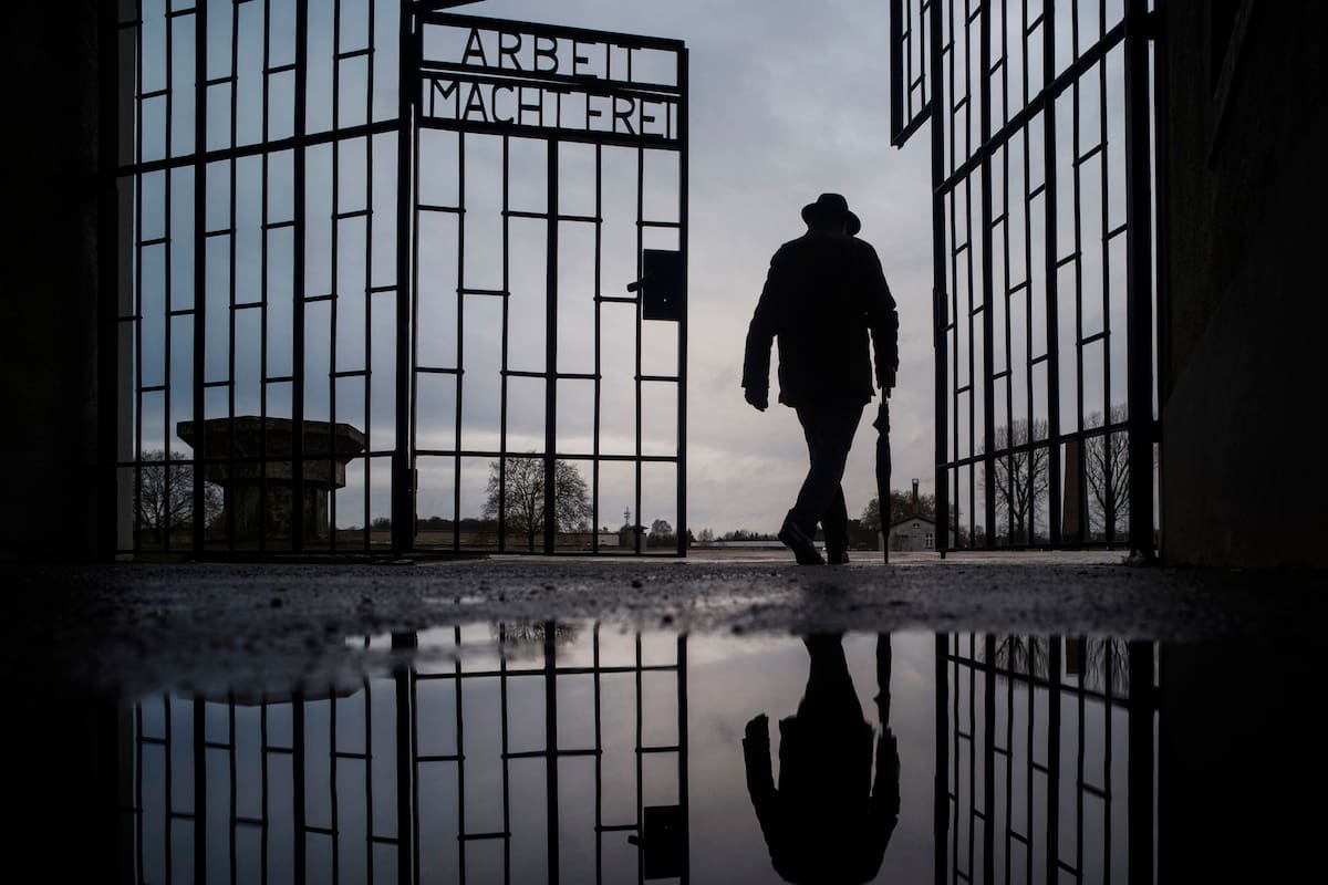 Las rejas del antiguo campo de concentración de Sachsenhausen, ahora un monumento, en Oranienburg, al norte de Berlín, Alemania