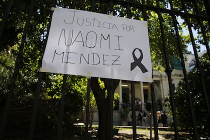 Las rejas del Liceo N° 5, en Flores, expusieron el reclamo