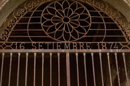 Las rejas que decoraban el frente de La Chica con la fecha de fundación