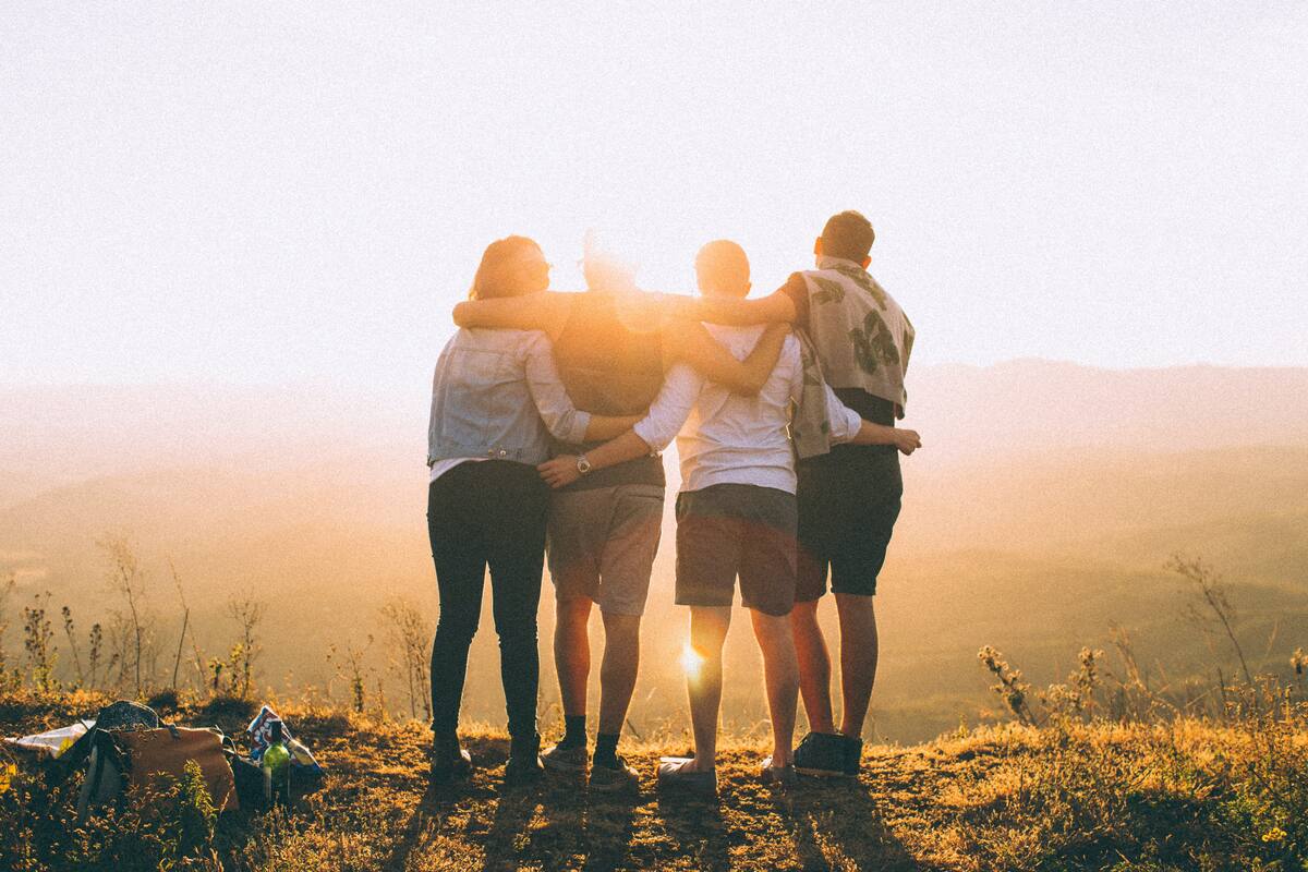 Las relaciones sociales duraderas y cercanas son el secreto de la felicidad, según un estudio