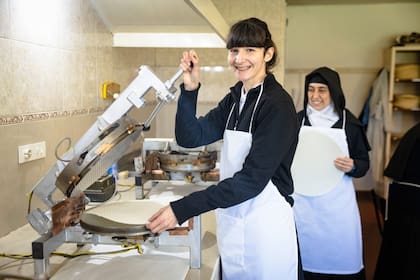 Las religiosas trabajan en la elaboración de hostias, la principal fuente de sustento del Monasterio de la Visitación, en Pilar