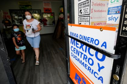 Las remesas enviadas desde Estados Unidos a países de América Latina y el Caribe alcanzarán un récord de 155.000 millones en 2023, según el Banco Interamericano de Desarrollo (Archivo)