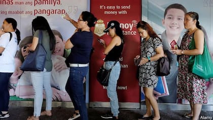 Las remesas enviadas por migrantes que viven en EEUU al exterior en efectivo pagarán un impuesto del 1%
