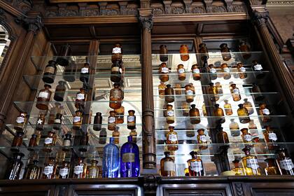 Las repisas conservan intactos los frascos y botellas antiguas