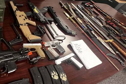 Las réplicas de armas de fuego y espadas secuestradas a un chico de 11 años, detenido en Florida