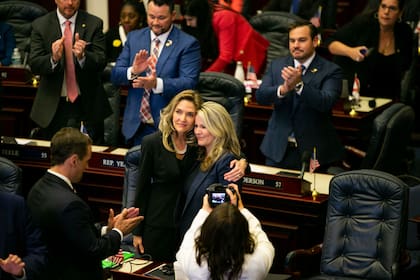 Las representantes estatales Jennifer Canady y Jenna Persons-Mulicka se abrazan después de que la Legislatura dominada por los republicanos aprobara la prohibición de los abortos después de las seis semanas de embarazo, el jueves 13 de abril de 2023, en Tallahassee, Florida. (Alicia Devine/Tallahassee Democrat via AP)