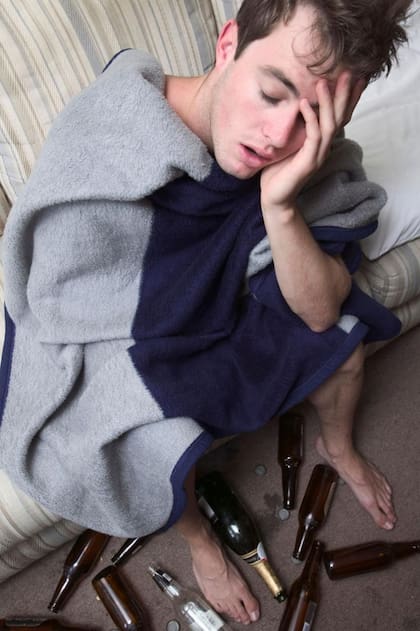Las resacas suelen ser peores para los jóvenes, porque la membrana que protege al cerebro no está totalmente formada, revelan estudios