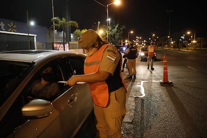 Las restricciones a la circulación no son suficientes, opinan los infectólogos