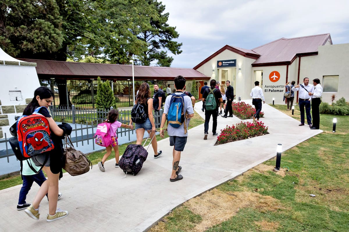 Las restricciones a las operaciones en El Palomar abren un interrogante a las compañías aéreas de bajo costo