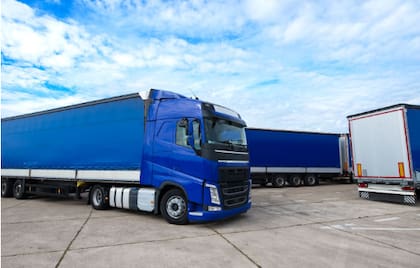 Las restricciones aplican específicamente a licencias CDL para no residentes que operan vehículos grandes como camiones de transporte