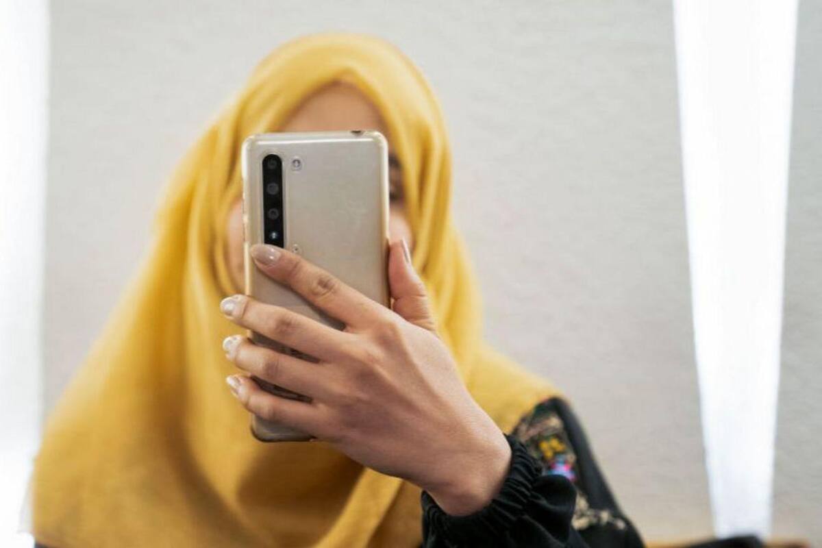 Las restricciones impuestas por los talibanes impiden a las mujeres estudiar y trabajar.