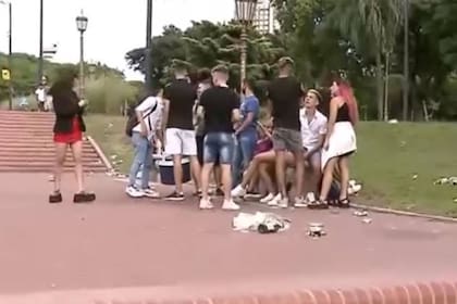 La reunión masiva en el Parque Chacabuco se caracterizó porque los adolescentes, en su mayoría, no llevaron tapabocas ni respetaron la distancia social