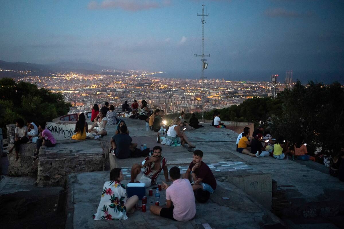 Las reuniones de la gente joven en la noche catalana son muy comunes; ahora, estarán prohibidas en una medida que intenta controlar el rebrote del coronavirus