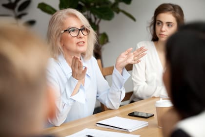 Las reuniones de trabajo donde predominan las interrupciones suelen marginar a los empleados introvertidos o pacientes
